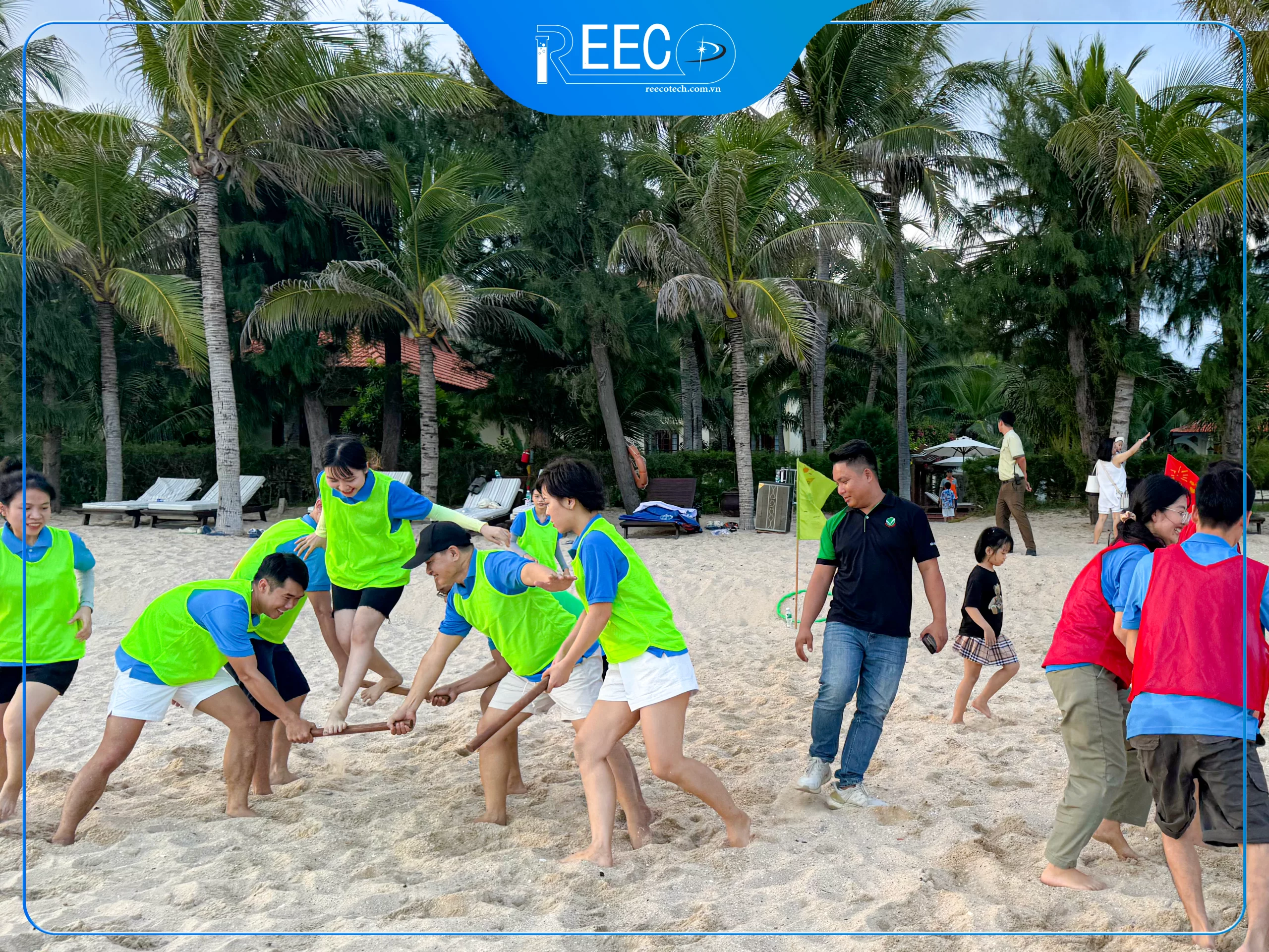 Hoạt động xây cầu trong team building diễn ra đầy hứng khởi và vui vẻ