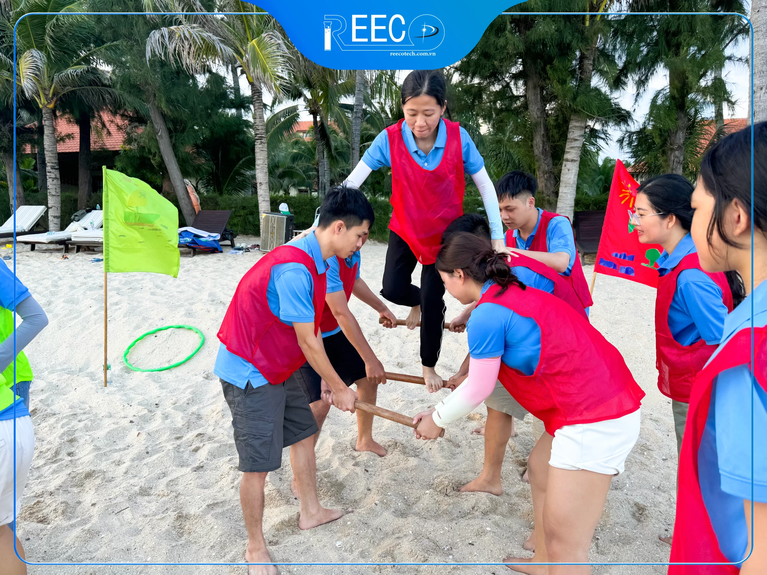 Hoạt động xây cầu trong team building diễn ra đầy hứng khởi và vui vẻ